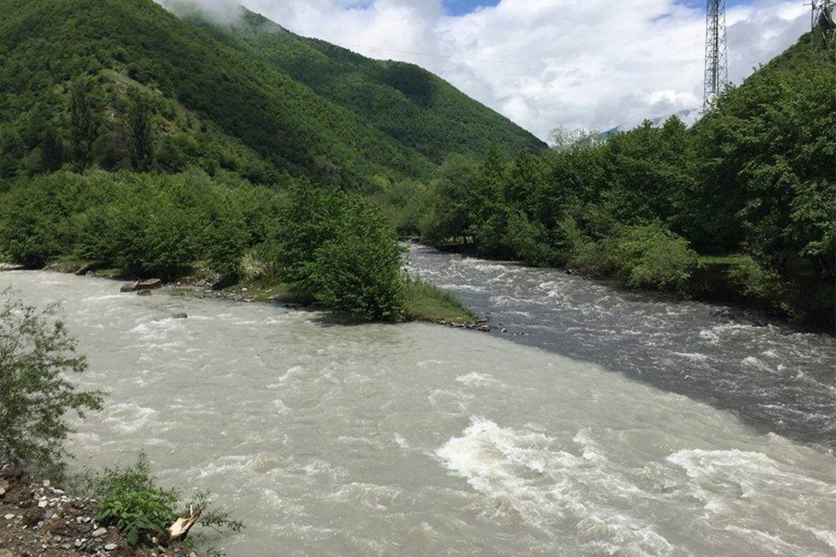 У реки грузия