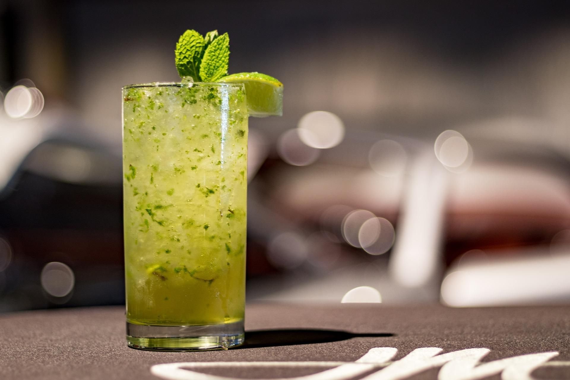 Mohito. Mint Mojito напиток. Мохито коктейль. Яблочный Мохито. Мохито фото коктейля.