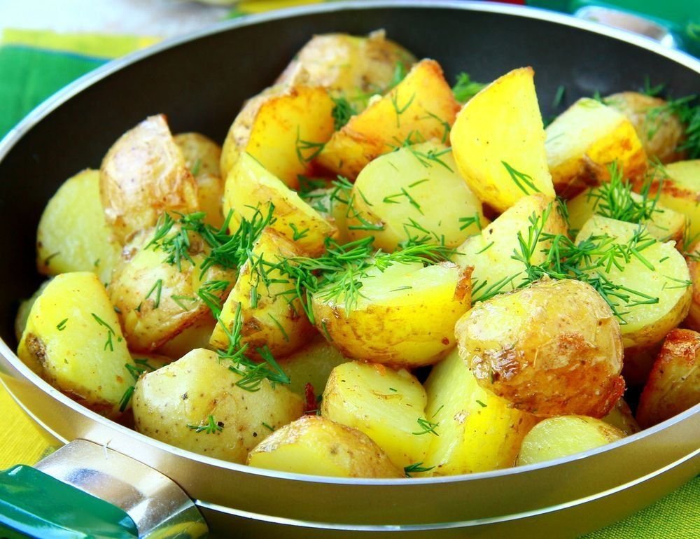 Как делать картошку на сковороде. Картошечка с укропом. Картофель жареный из вареного. Вареная обжаренная картошка. Жареная картошка с укропом.