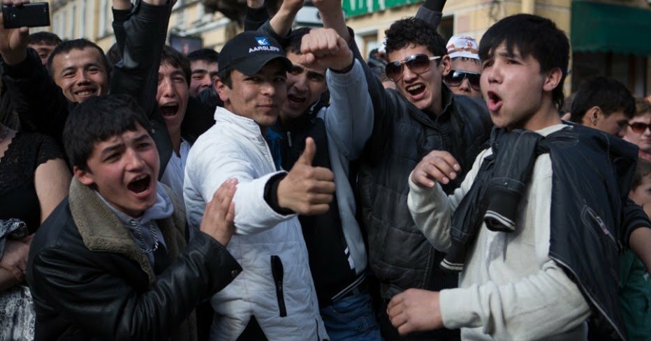 Таджики не любят узбеков. Толпа кавказцев. Толпа таджиков. Таджики радуются. Толпа дагестанцев.