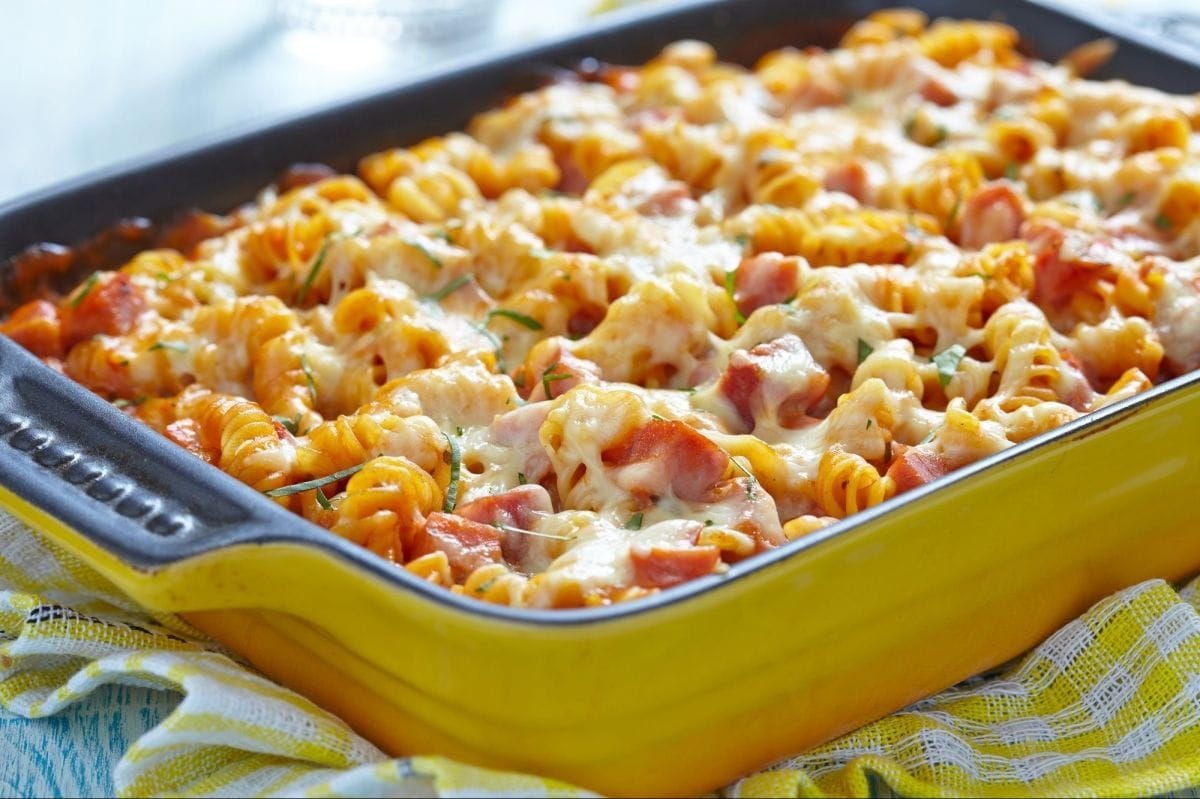 Запеканка из макарон с колбасой помидорами и сыром