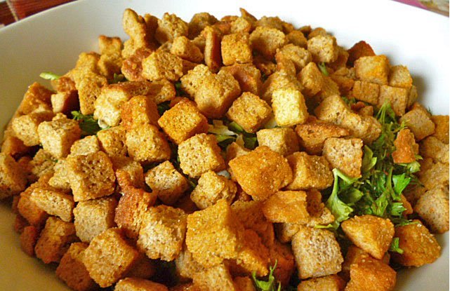 морковь с сухариками. овощные сухарики. морковь с сухариками. салат с морковкой и фасолью и сухариками. салат обжорка с копченой колбасой сухариками.