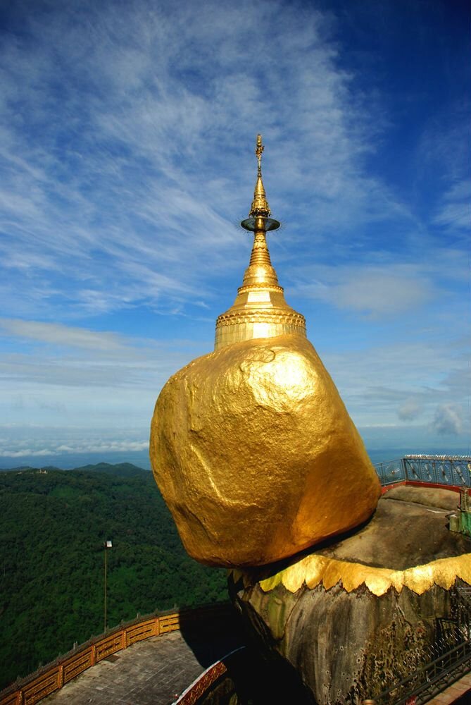 Золотой камень. Чайттийо золотой камень. Золотой камень в Бирме. Золотой камень Мьянма. Золотая гора Мьянма.