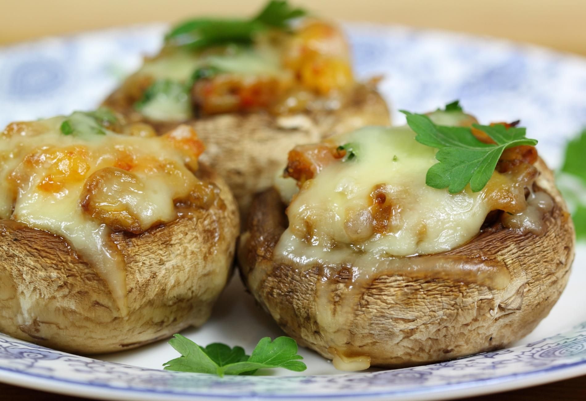 Фаршированные грибы шампиньоны курицей в духовке. Фаршированные грибы шампиньоны. Шампиньоны фаршированные шампиньонами. Фаршированные грибы шампиньоны в духовке с сыром.