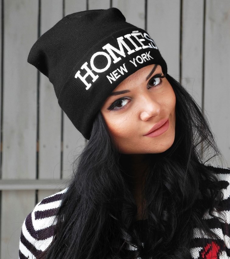 девушка в кепке. бейсболки женские модные. черные волосы белая бейсболка. брюнетка в фуражке. кепки женские корейские.