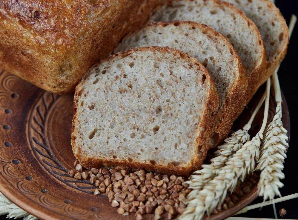 Пшенично гречневый хлеб. Гречишный хлеб. Хлеб гречневый бездрожжевой. Хлеб из гречневой муки. Пшеничный хлеб из муки грубого помола.