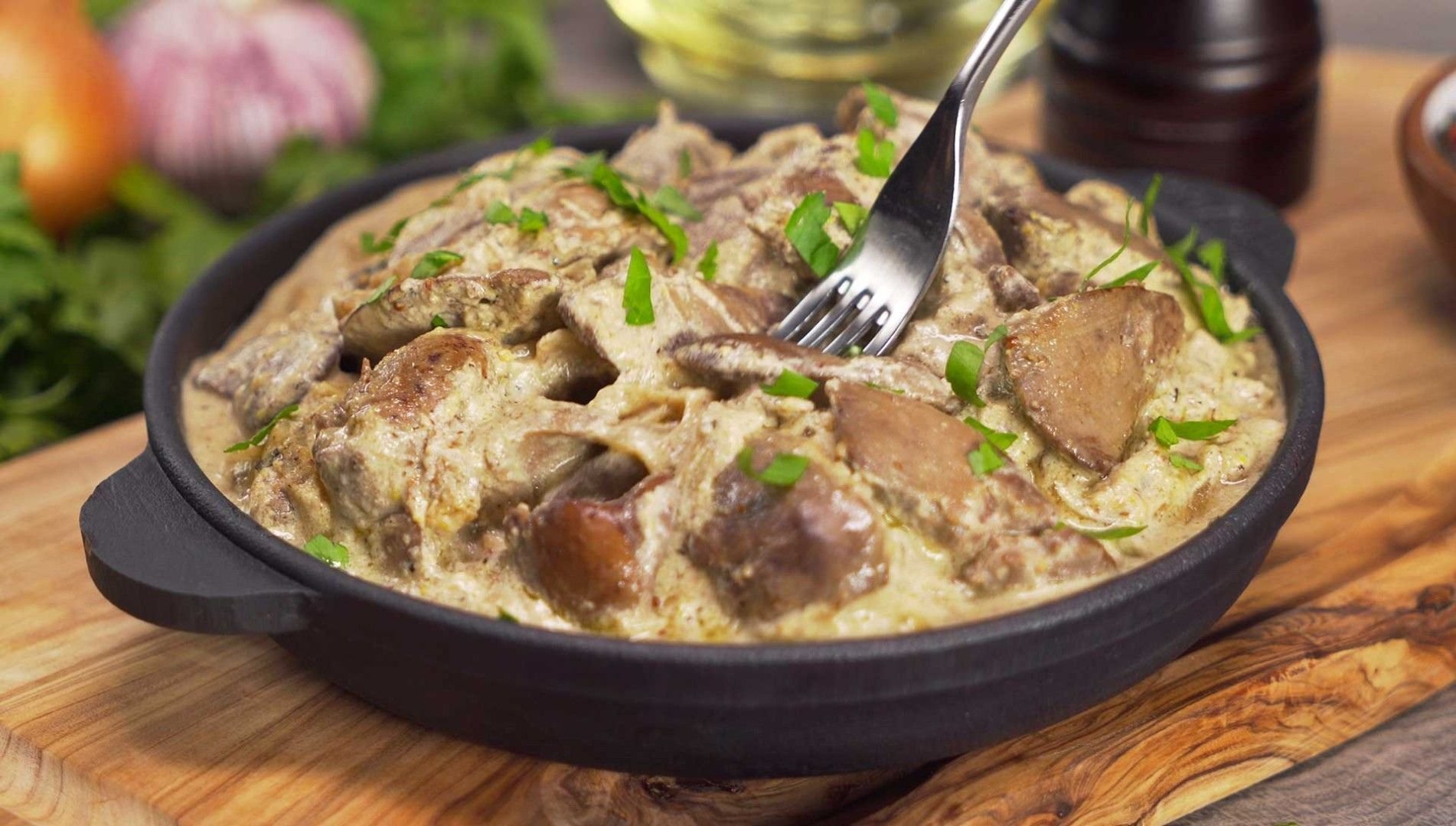Печень куриная в сметанном соусе
