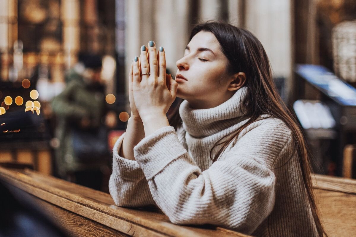 Можно молиться и лежа и сидя православие. Молится стоя. Как молиться сидя видео женщине. Можно молиться сидя. Горящая лампадка у иконы святого александра невского.