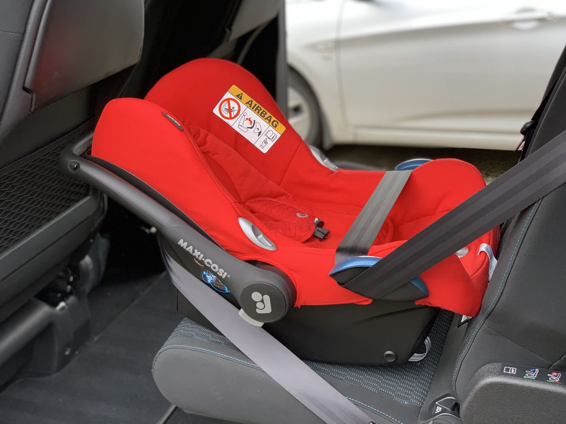 Ставим детское кресло в автомобиль. Бустер Maxi-cosi Isofix. Люлька Maxi cosi красная. Крепеж авто люлька автолюлька в машине. Фиксатор люльки Maxi cosi.