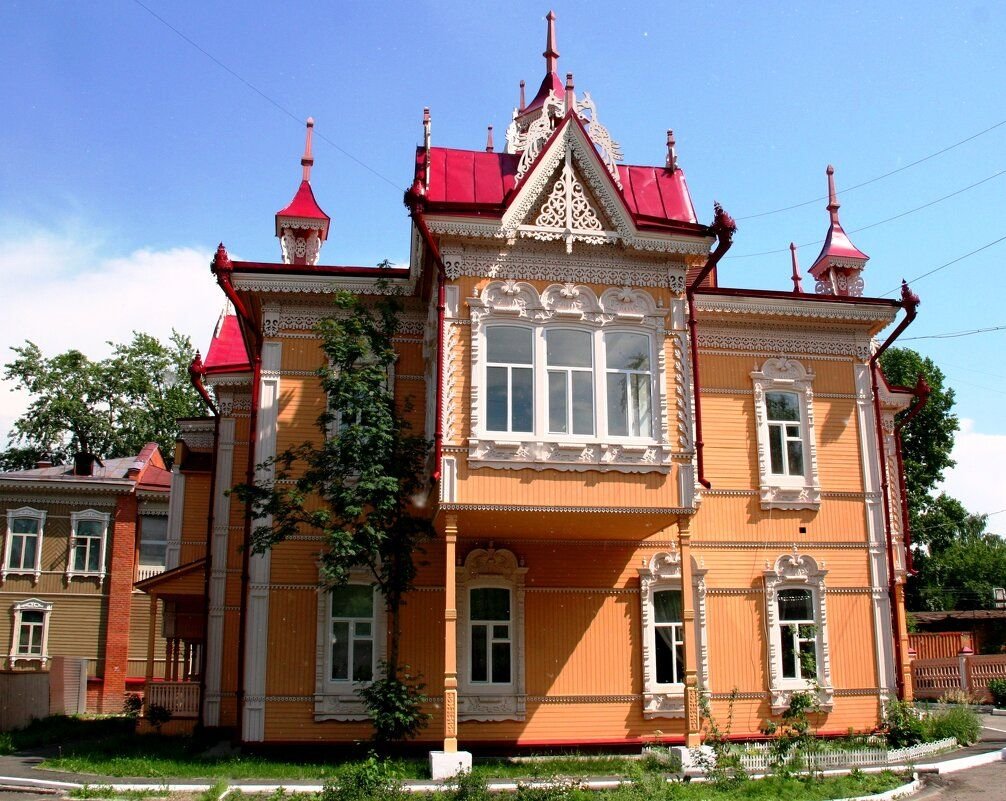 Фото домов томска. Дом с Жар птицами Томск. Томск Красноармейская дом с Жар-птицами. Томск Красноармейская 67. Дом с харптицами тоимск.