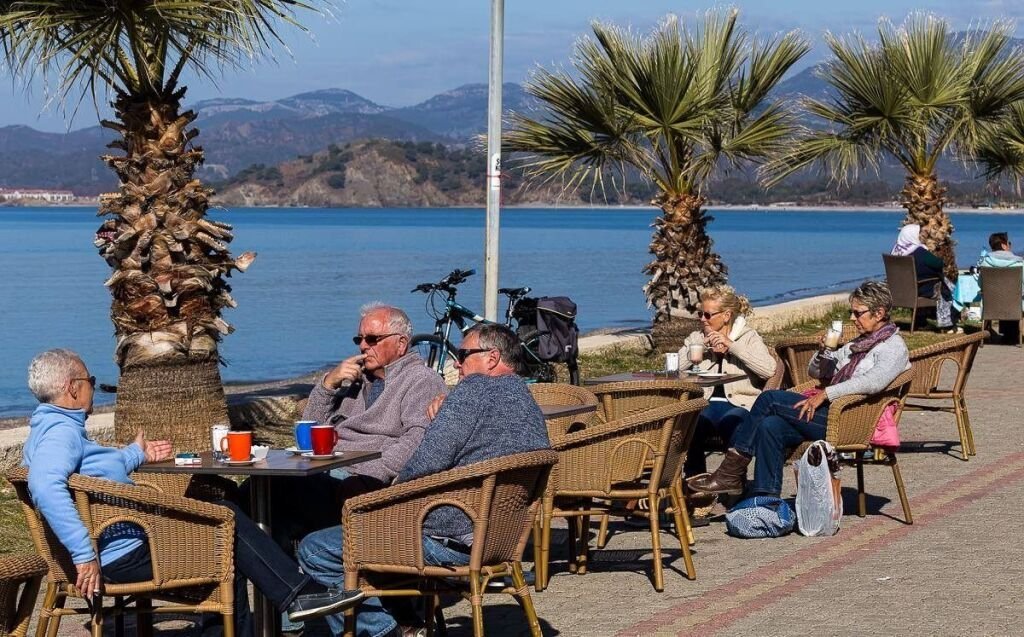 предпенсионеры в турции. российские пенсионеры в турции. пожилые туристы. предпенсионеры в турции. турция пожилые.