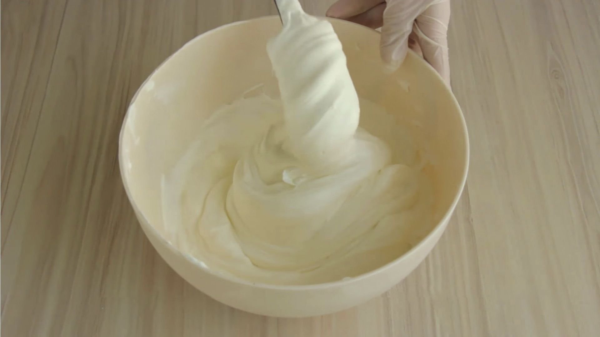 как приготовить крем для выравнивания. крем-чиз для торта для выравнивания торта. декор из творожного крема. выровнять торт кремом чиз. крем ганаш на белом шоколаде.