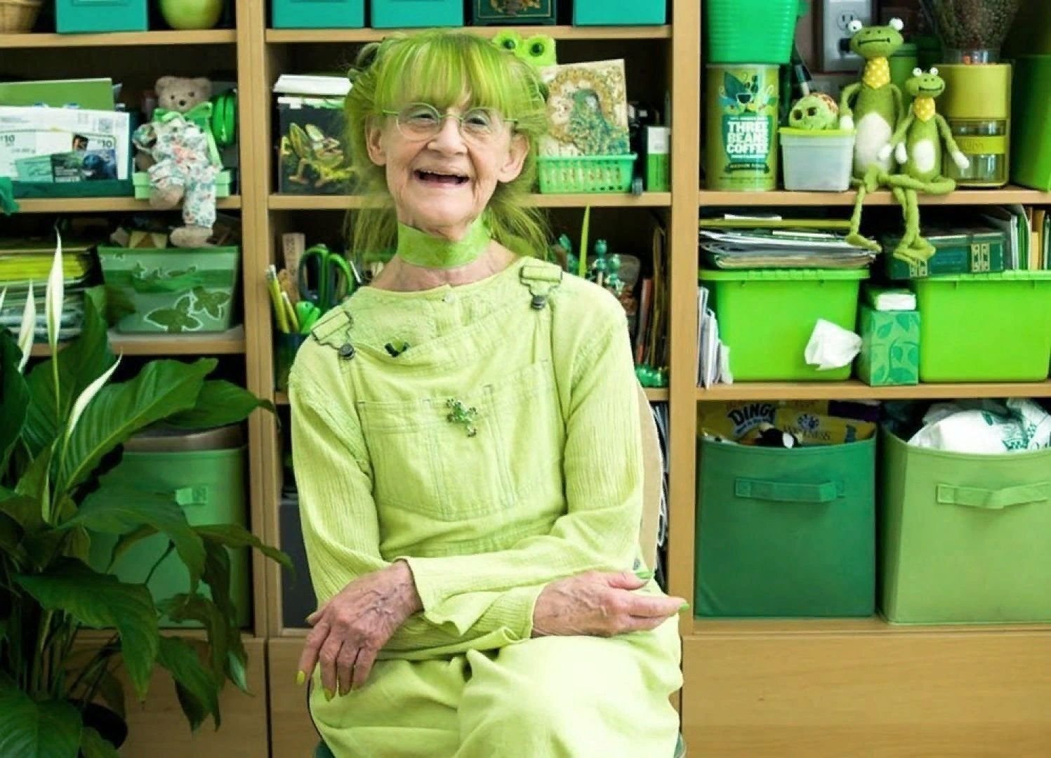 She is green. Элизабет свитхарт. Зелёная бабушка Элизабет свитхарт. Зелёная леди из Бруклина. Бабушка вся в зеленом.