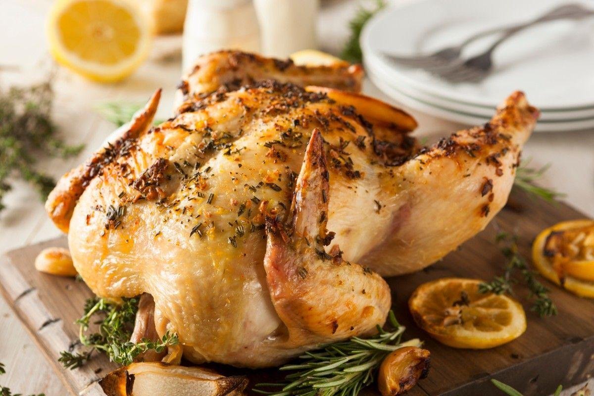 Запеченное мясо курицы. Запеченный цыпленок. Курица приготовленная. Запеченные с курочкой. Курица запеченная в духовке.
