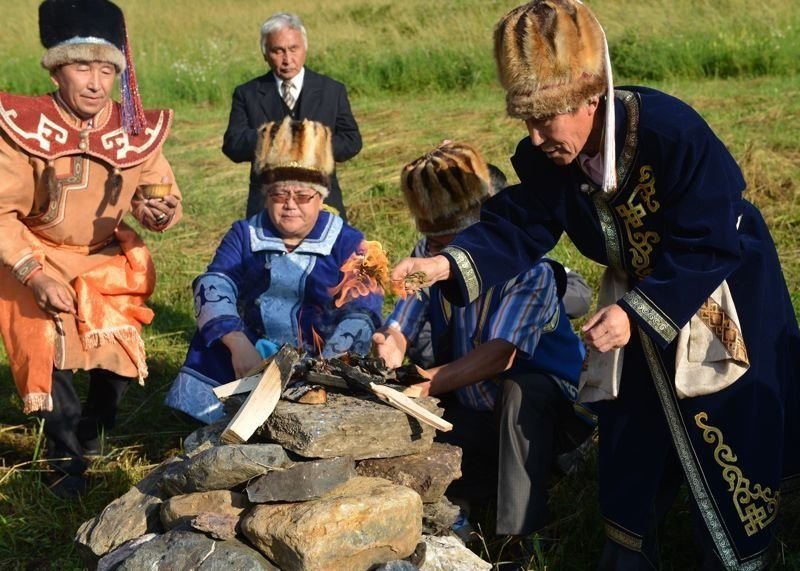 Алтайцы исповедуют. Сеок алтайцев. Алтайцы религия. Обычаи алтайцев. Республика Алтай люди.