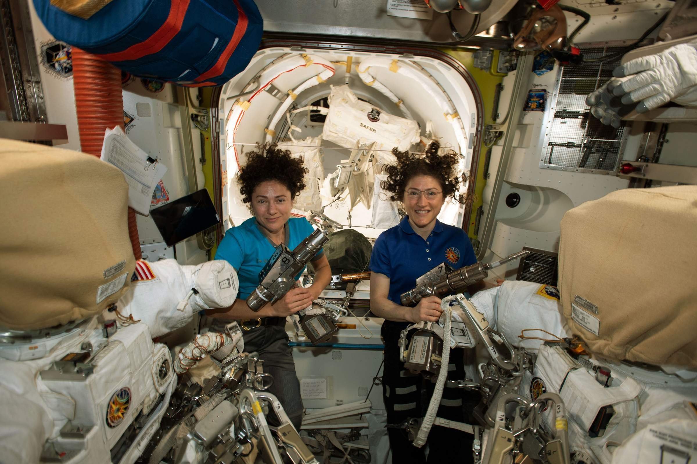 Какие работы сейчас выполняют космонавты. МКС 1999.