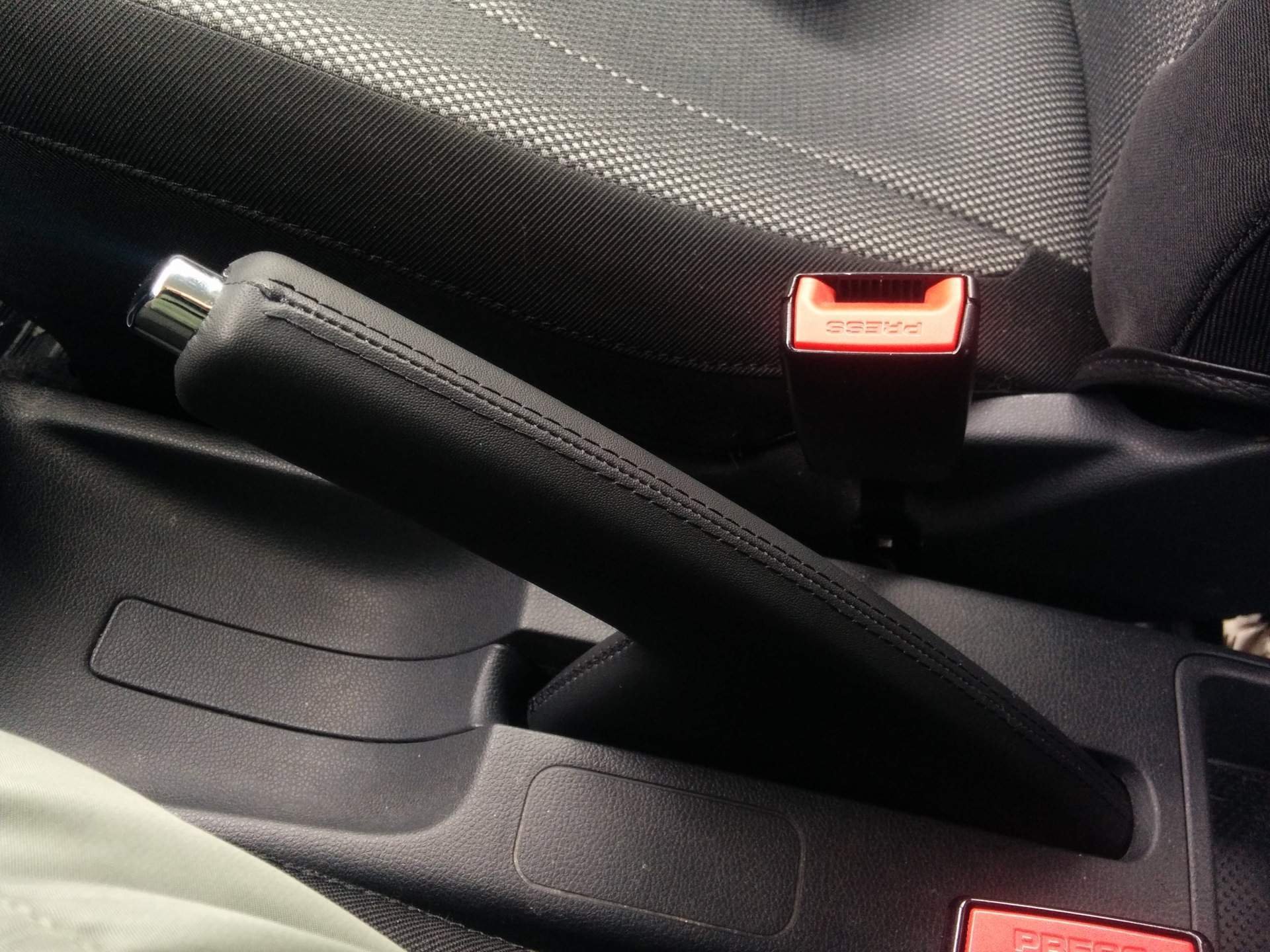 ручка ручника 2190. дернул ручник. ручник ваз 2103 в салоне. ручник на рио хэтчбек. ручной тормоз автомобиля.