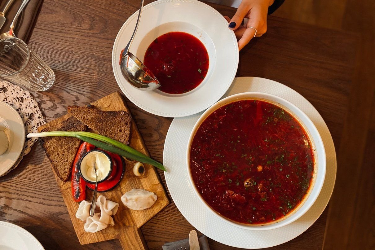 Правильный борщ вкусно. Борщ в ресторане. Борщ на столе. Воскресный обед с борщом. Борщ в деревянной тарелке.