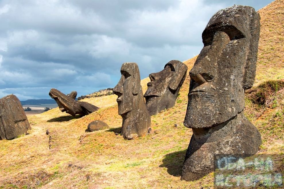 Остров пасхи статуи моаи. Каменные идолы острова пасхи. Моаи на острове пасхи. Язык острова пасхи. Острова пасхи исла-де паскуа.