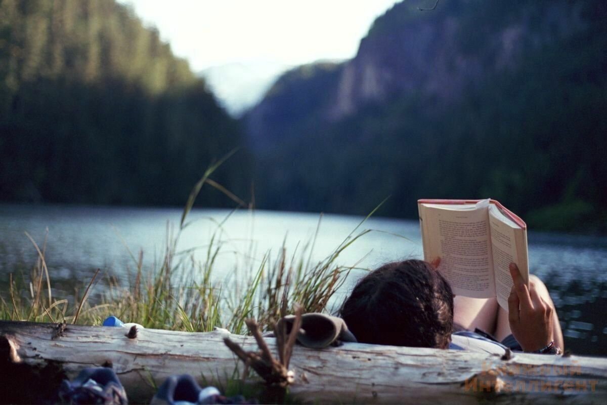 Книга в лесу. Уединение с природой. Чтение на природе. Фотосессия с книжкой на природе. Чтение в одиночестве.