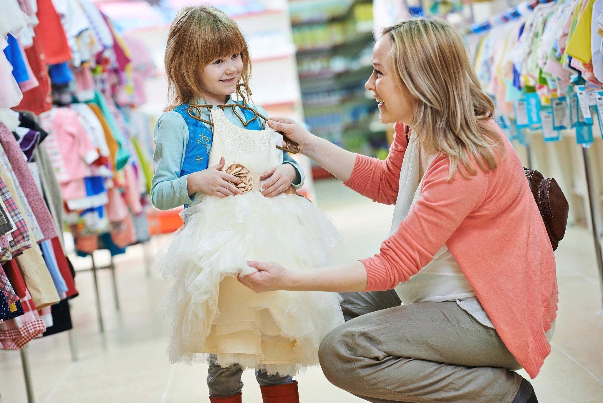 Дети заказывают родителей. Одежда для детей. Дети шоппинг. Детские товары одежда. Детские одежды.