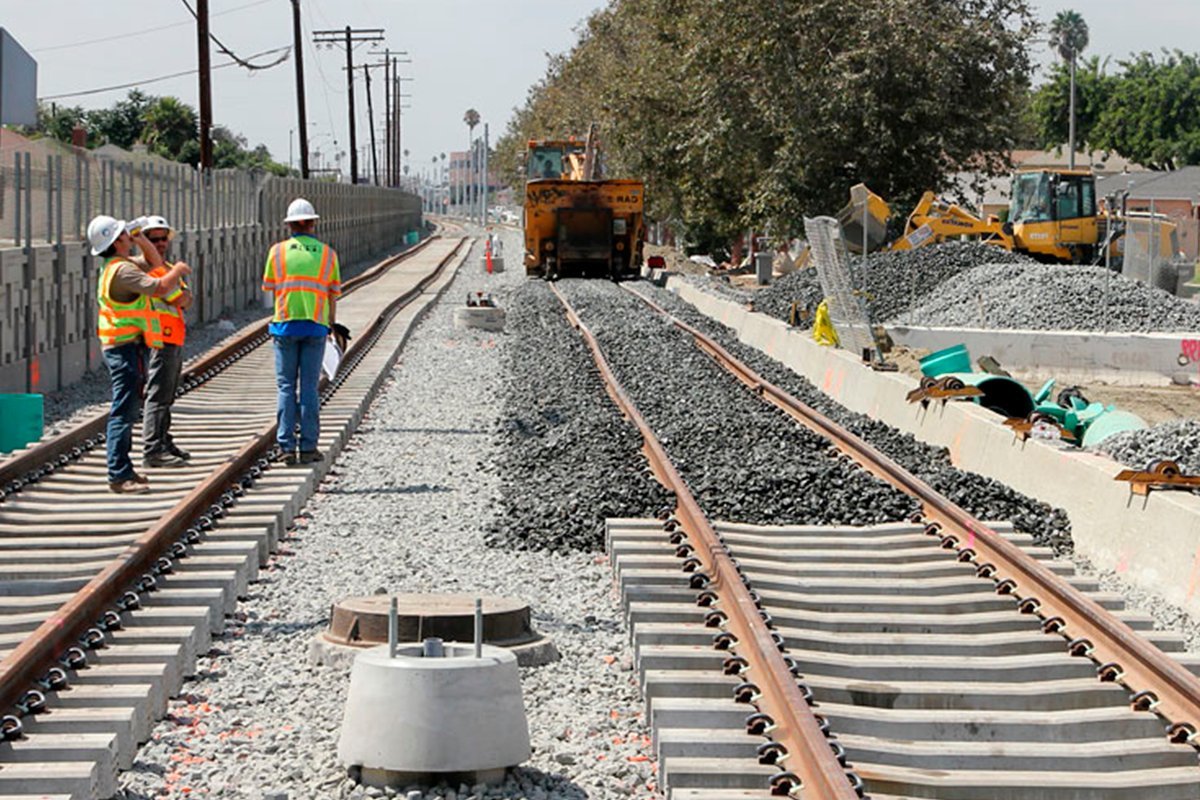 Железная дорога шпалы. Почему рельсы лежащие. Почему рельсы лежащие. Балластировка жд пути щебнем. Железная дорога рельсы шпалы.