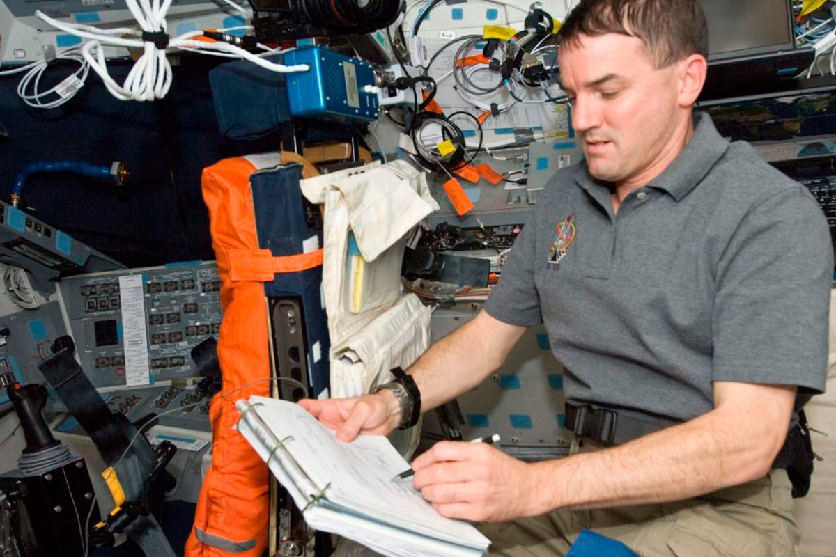 Какая зарплата на мкс. Космонавты на МКС. Космонавт на МКС карандашом. Космонавт в невесомости. Российские космонавты в невесомости.