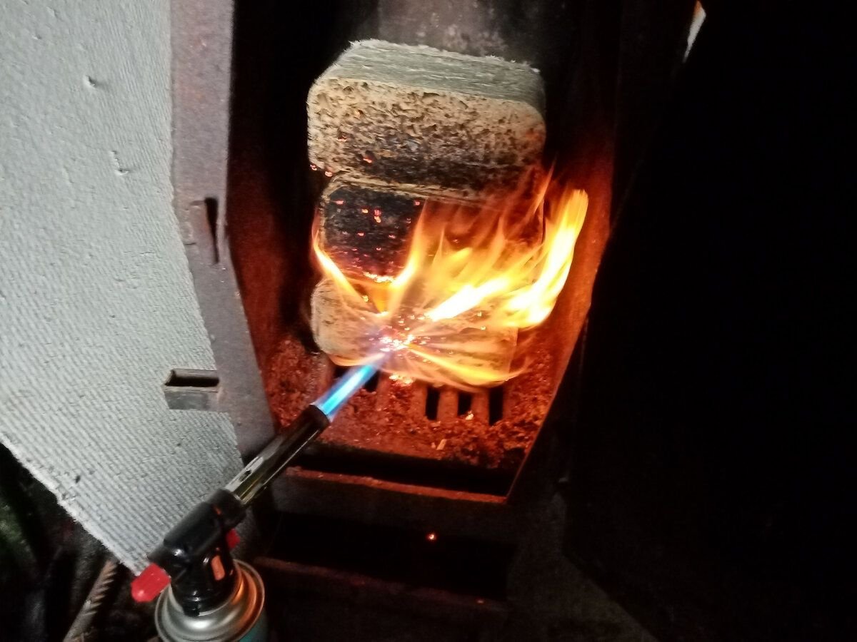 топливные брикеты в печи. топка бани брикетами или дровами. топка печи брикетами. топить печь брикетами. топить печь брикетами.