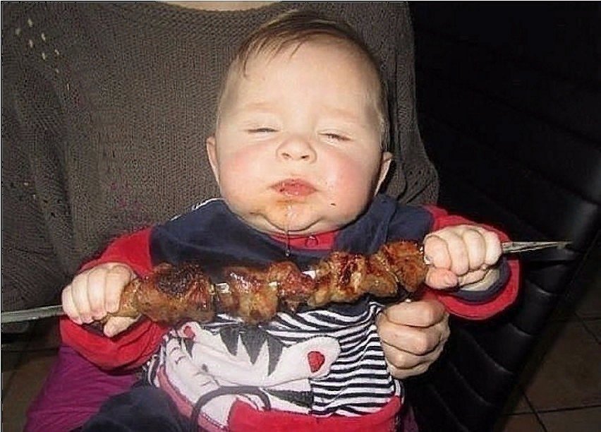 Мужик ест ребенка. Ребенок с шашлыком. Ребенок ест шашлык. Младенец с шашлыком.