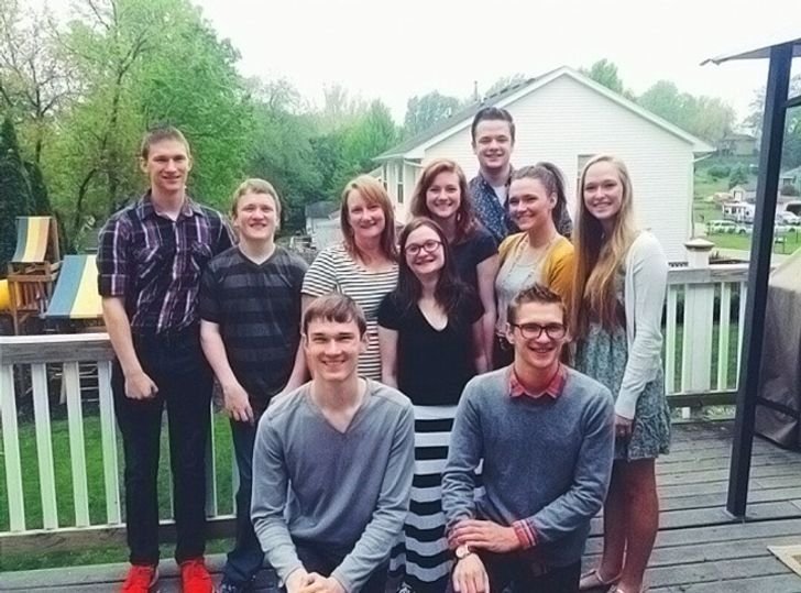 бобби маккоги. семерняшки маккой. их разыскивает. Mccaughey septuplets. дети 1997 года рождения.