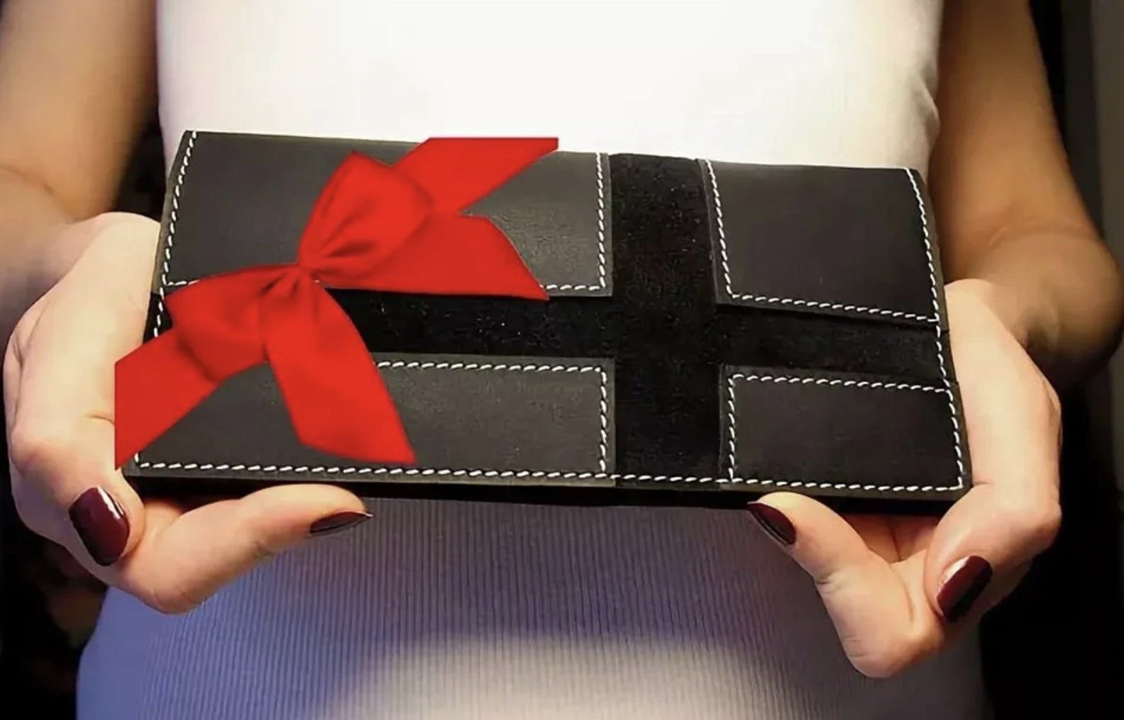 Как правильно дарить кошелек. Подарок для девушки кошелек. Кошелек домик для денег. Кошелек женский. Как правильно дарить кошелек женщине.