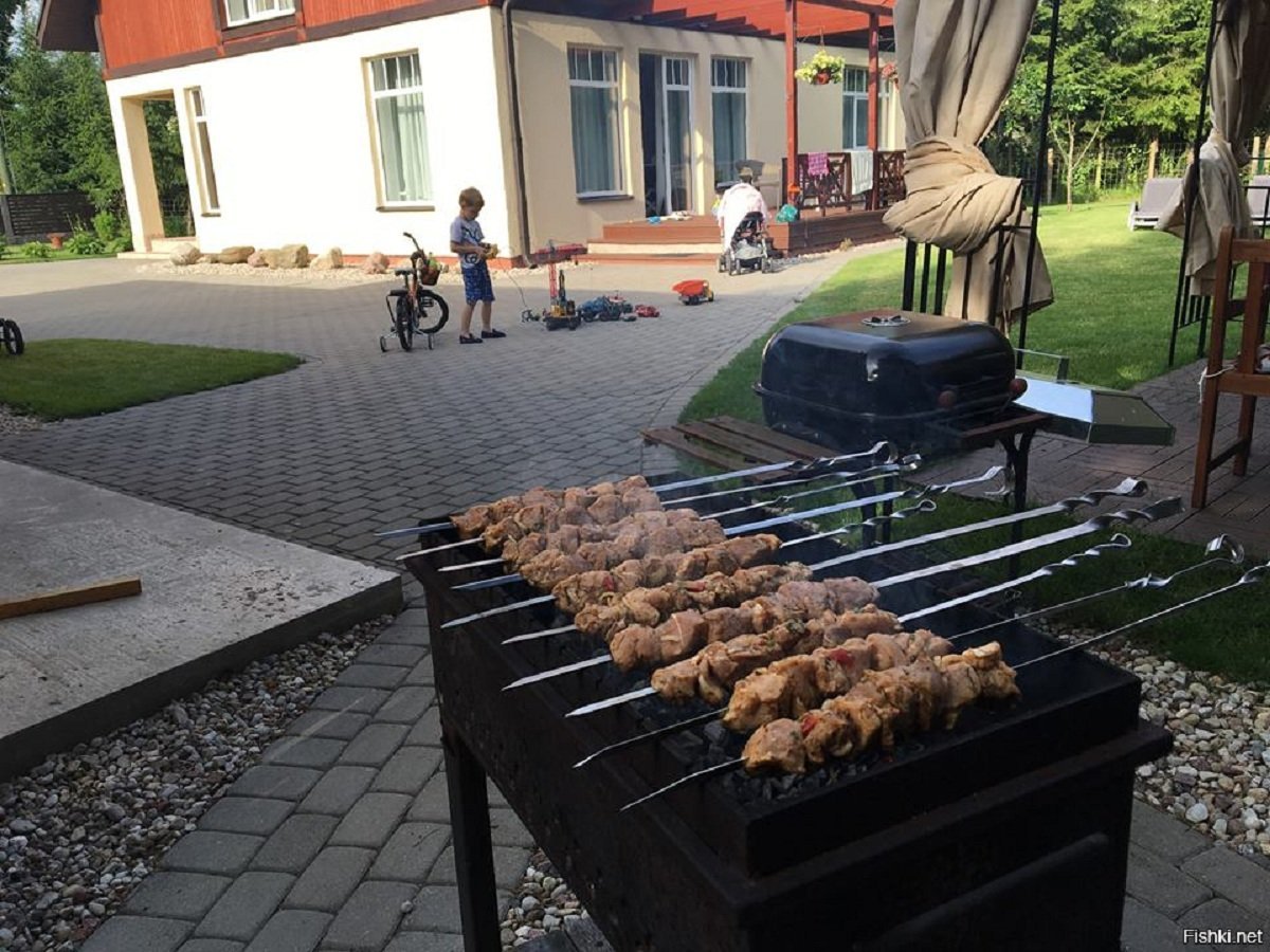 Можно ли в частном доме шашлыки. Шашлык в частном доме. Шашлык барбекю. Шашлыки на даче. Шашлык на мангале.