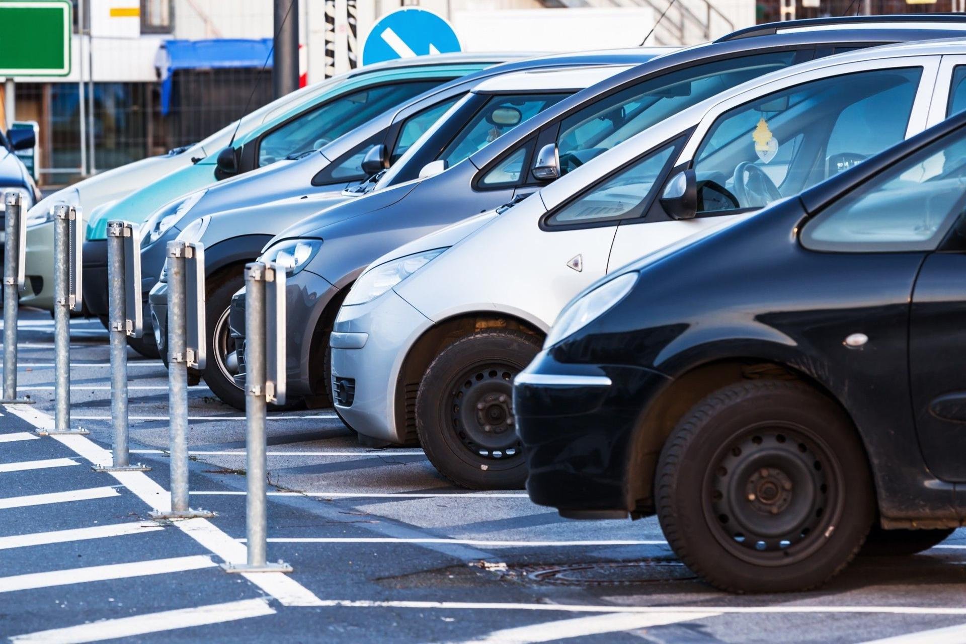 Parking place. Парковка. Машина на парковке. Стоянка автомобилей. Машина на автостоянке.