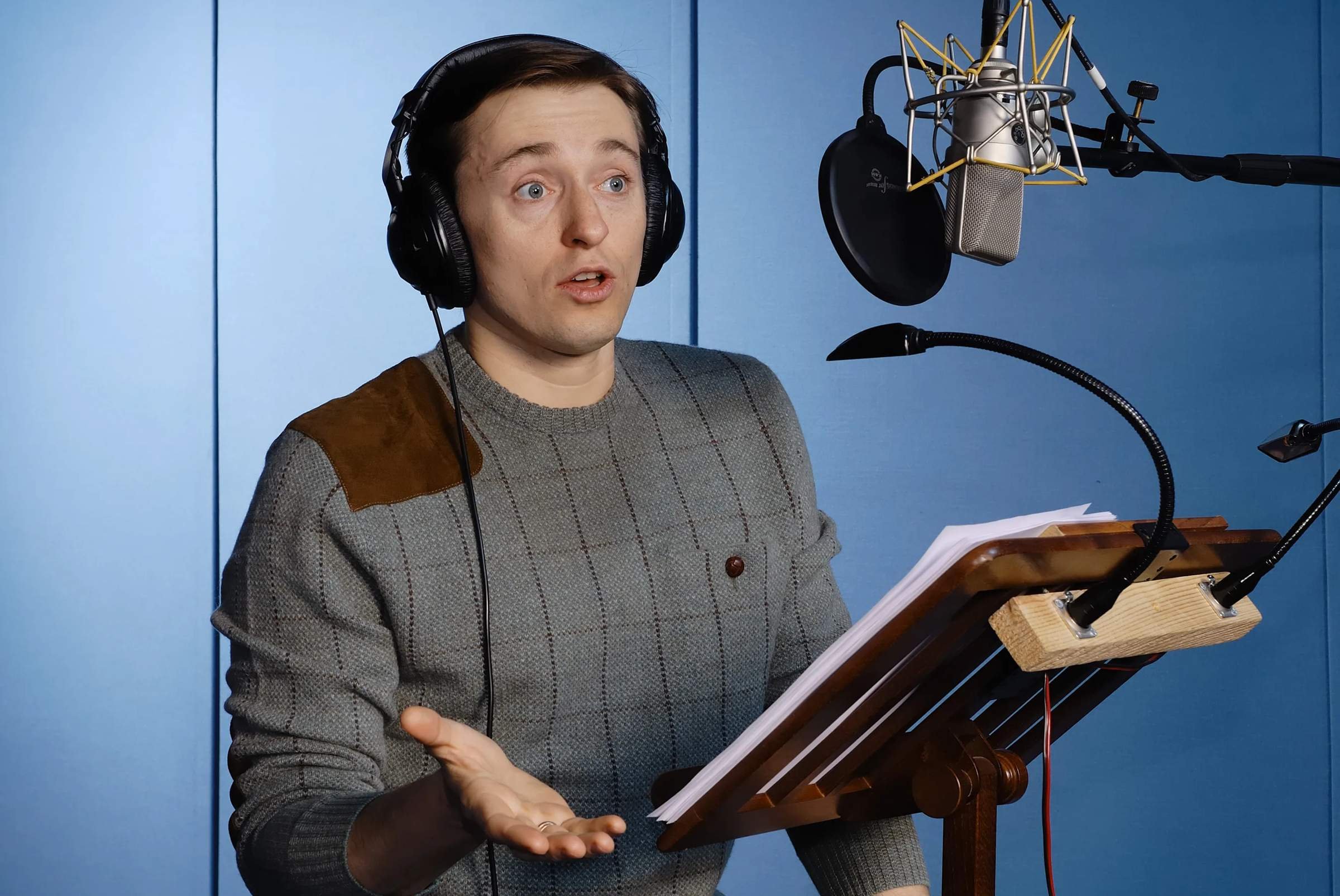 Как выглядит диктор. Сергей безруков озвучивает. Екатерина романова радиоведущая. Даниил эльдаров. Доктор из знакомьтесь боб.