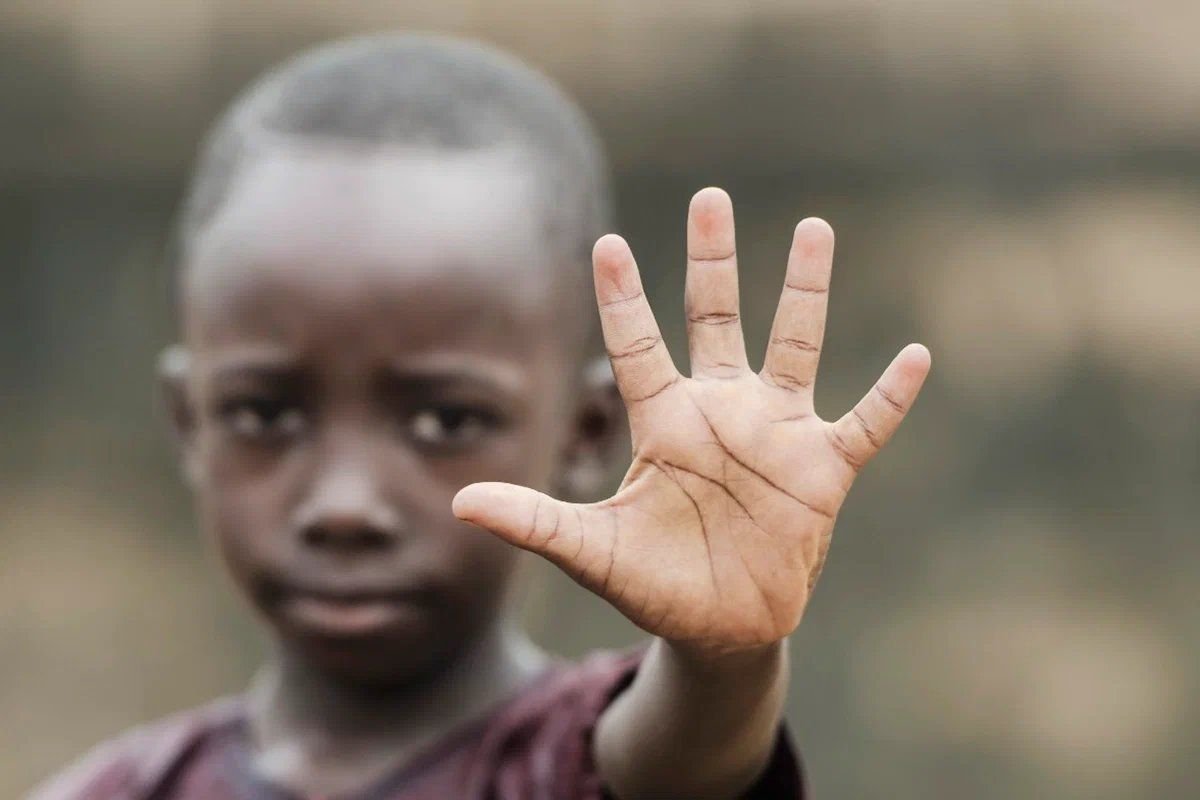 Почему у негров белые стопы. Ладони негра. Рука чернокожего. Темнокожие люди. Вуппт голжберг в ванне с молоком.