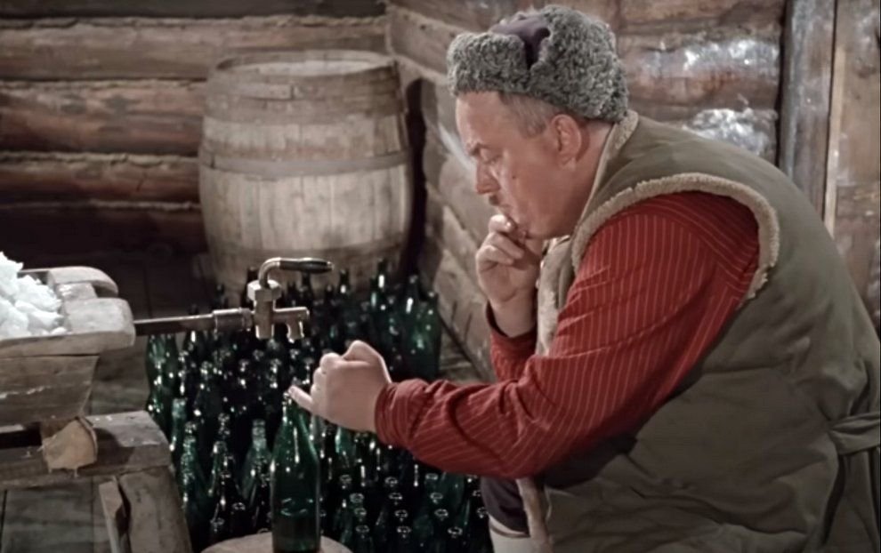 Самогон. Самогон медведь этикетка. Этикетки для самогона. Самогон про снайпера. Оружие и пиво.