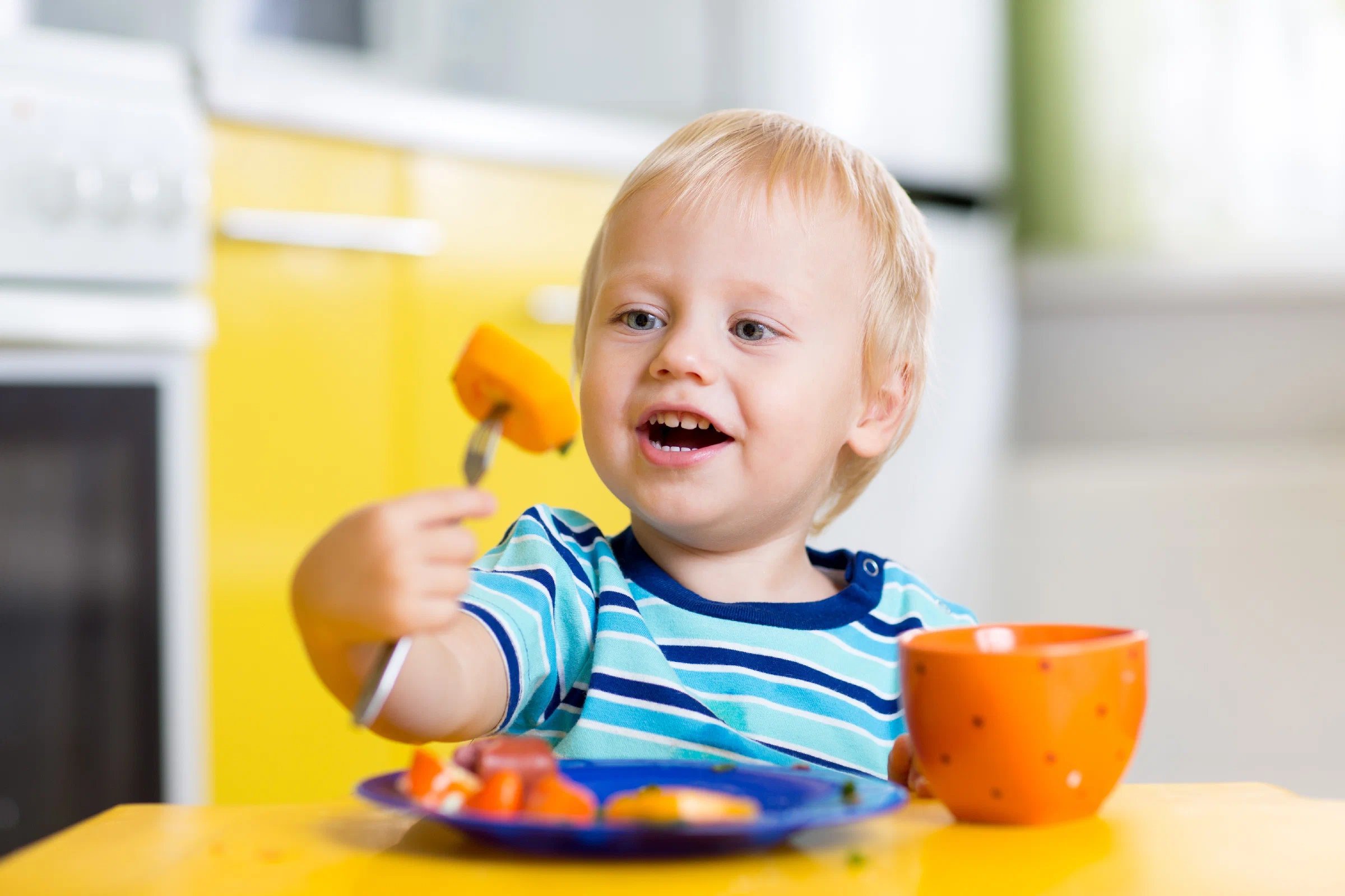 Возрасте до 3 лет принимать. Ребенок ест. Малыш ест. Ребенок завтракает. Дети раннего возраста.