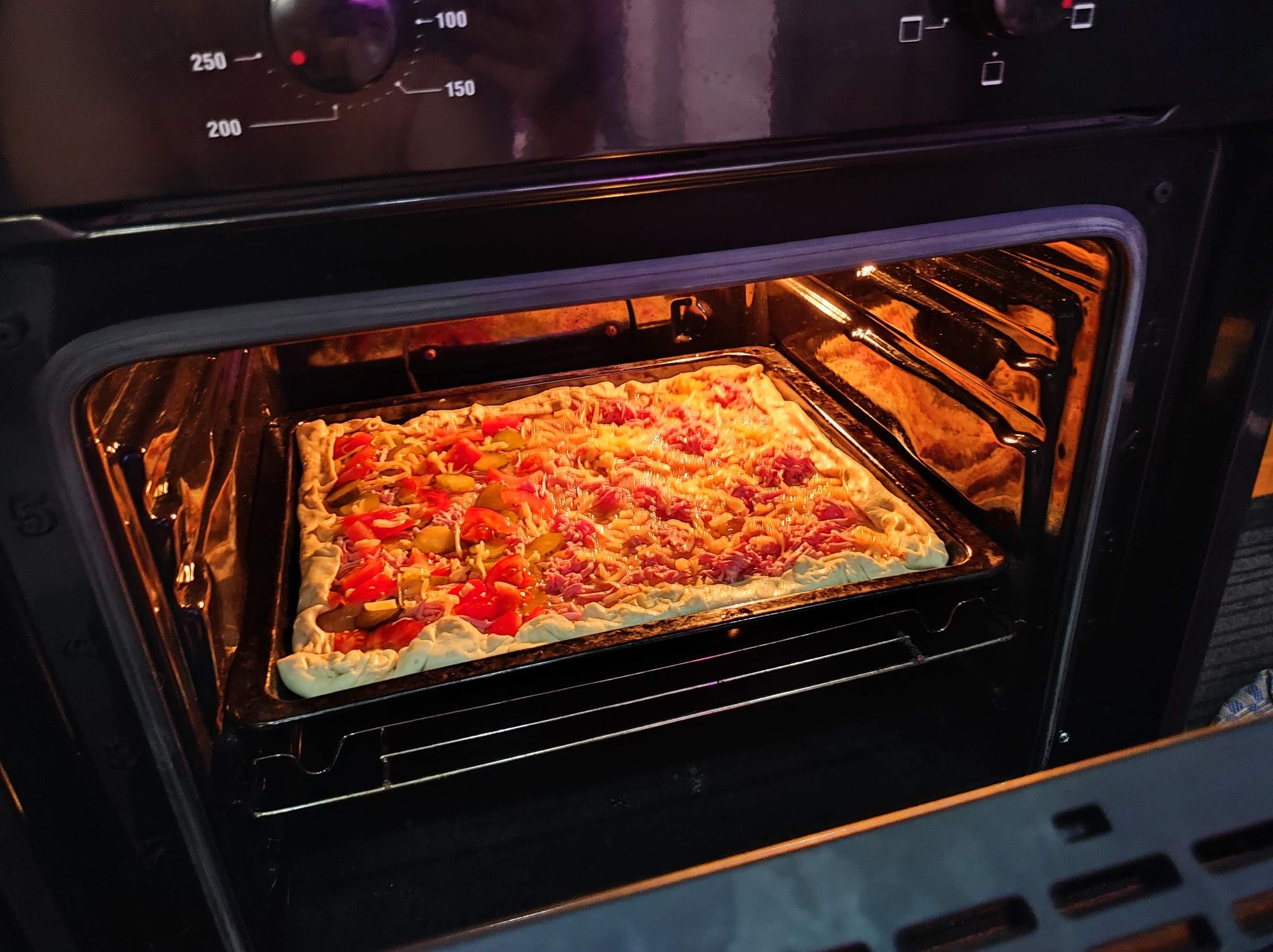 как положить пиццу в духовке фото 87