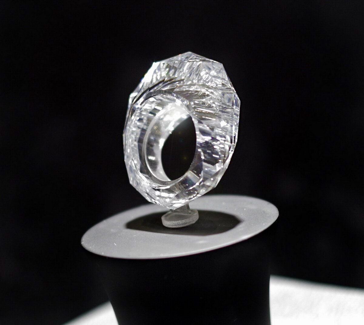 The World s first Diamond Ring кольцо