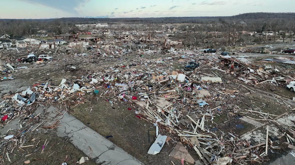 Уничтоженный торнадо с. Торнадо в Кентукки 2021. Разрушения после Торнадо. Торнадо в Америке.