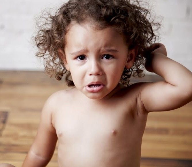 Почему грудной ребенок дергает себя за волосы