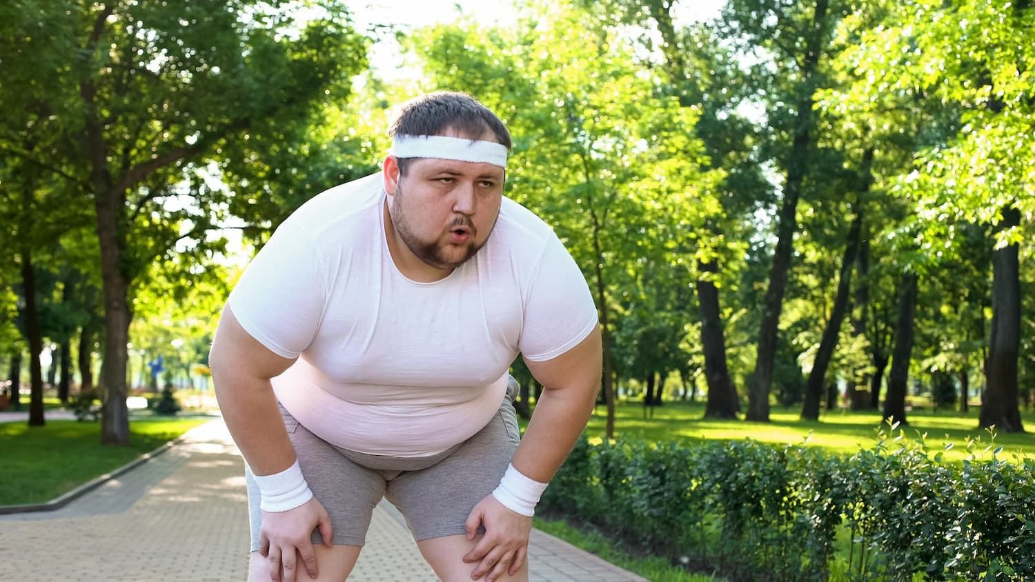 Толстый человек бежит