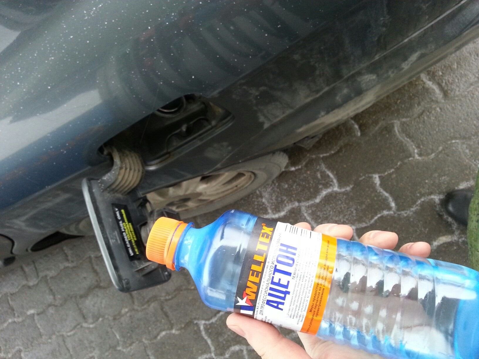 ацетон и номер авто. олифа в бензобак. бензобак с бензином. ацетон в бензин для промывки топливной системы автомобиля. реагент для прочистки камер сгорания.