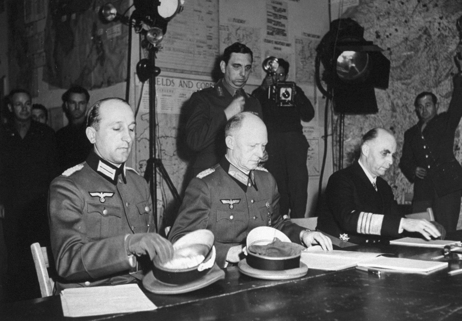 Какой немецкий военачальник капитулировал. Подписание капитуляции Германии 1945. Генерал Эйзенхауэр капитуляция Германии.