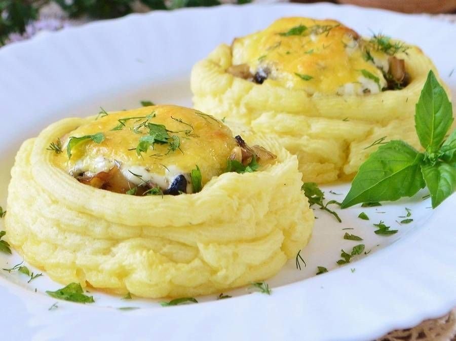 Рецепт гнезда с курицей. Картофельные гнезда. Картофельные гнездышки. Блюда из картошки пюре. Гнезда из картофельного пюре.