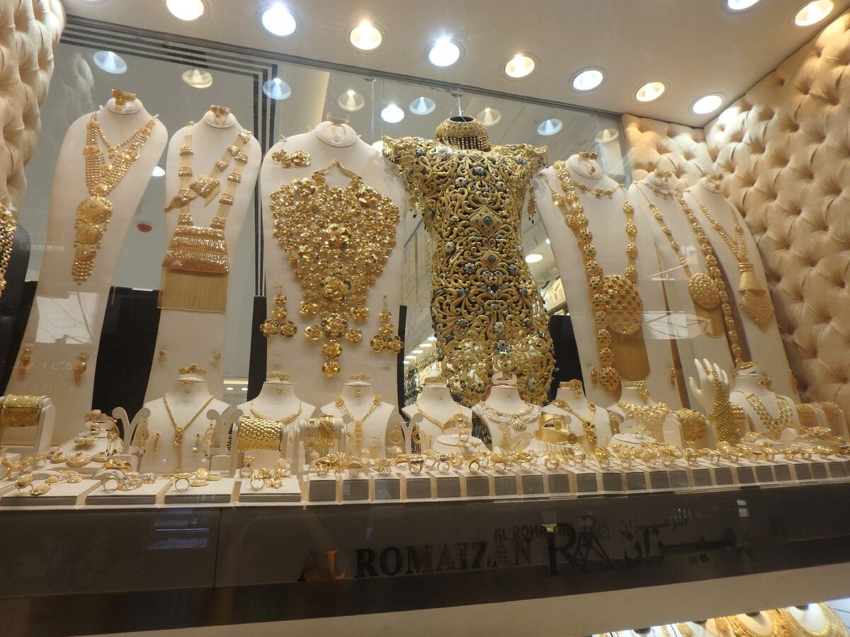 Хорошо золотой. Золотой рынок в Дубае. Золотой рынок в Ереване. Рынок золота в Дубае. Дубай золотой рынок короны.