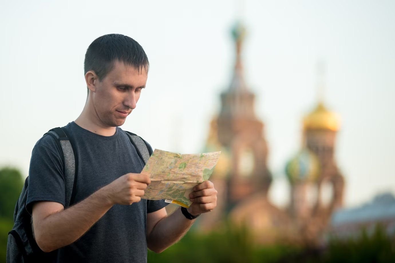 Сложно ли. Люди осматривающие достопримечательности. Карта Москвы для людей. Фото с картой путеводителем в руках. Человек ищет по карте.