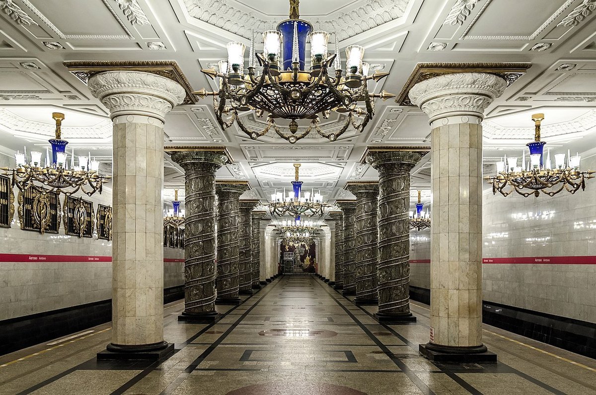 Вход в питерское метро