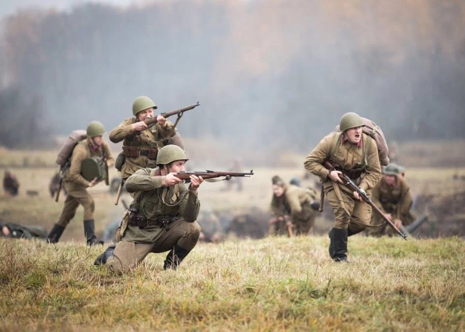 Атака боем. Пехота на поле боя. Русский солдат в атаке.