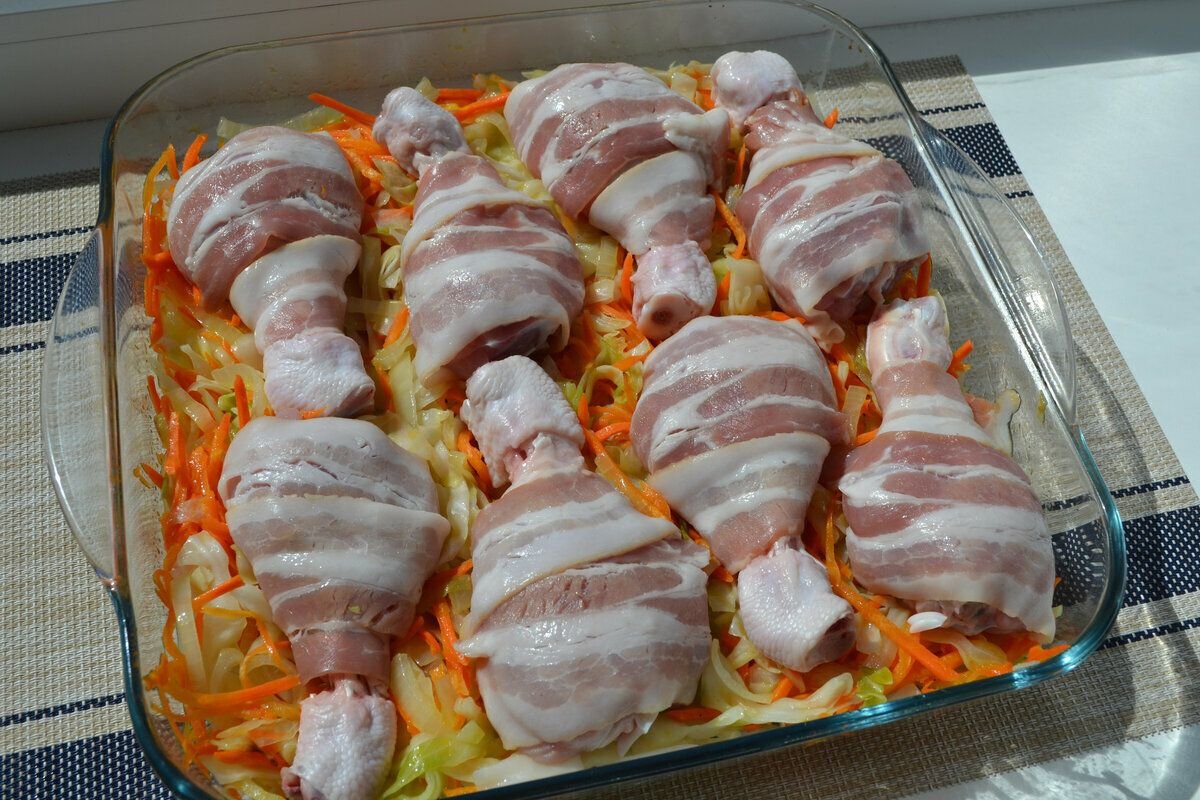 Картофельная запеканка с колбасками. Запеченная грудка с овощами. Куриная грудка с овощами в духовке. Картофельного кассероль. Простой ужин в духовке.